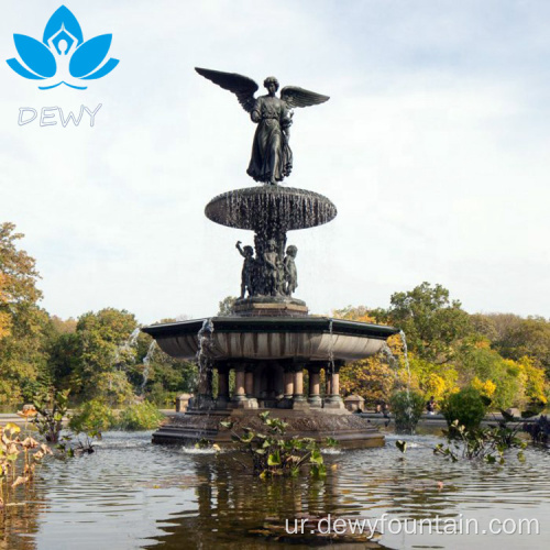 کانسی کے قدیم فرشتہ فاؤنٹین مجسمے کے ہاتھ سے نقش و نگار